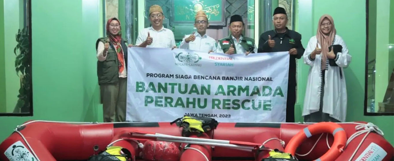 Prudential Syariah bersama LAZISNU PBNU Donasi Perahu Rescue ke Daerah Banjir