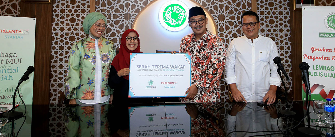 Prudential Syariah Menyalurkan Manfaat Wakaf Pertama melalui LWMUI