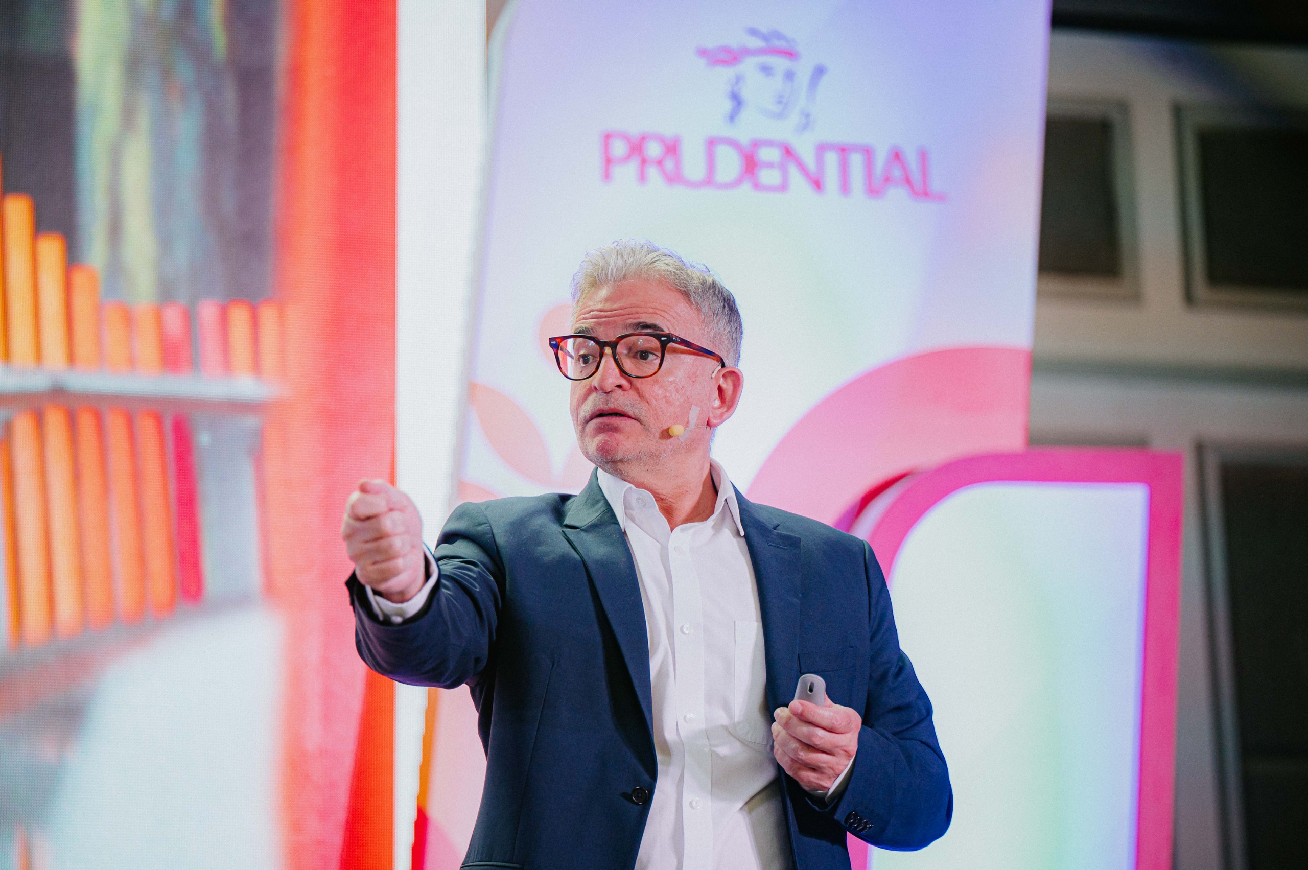 lelaki sedang menjelaskan sesuatu